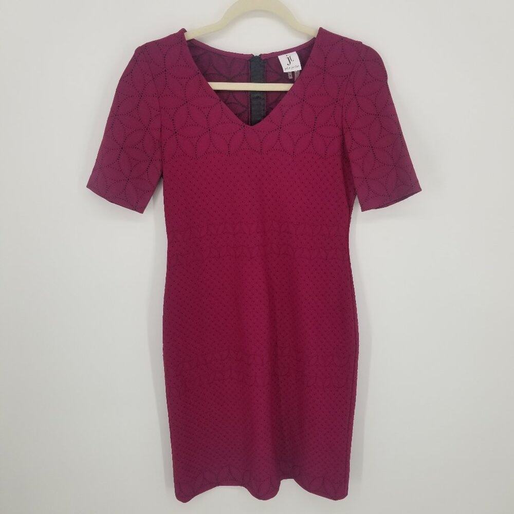 3/$25 Julia Jordan Textured Floral Bodycon Dress 4 Fitted Short Sleeve Berry Red
